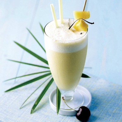 Пина Колада - Ром, кокосовый ликер, кокосовое молоко, ананасовый сок, сок лайма, сахарный сироп